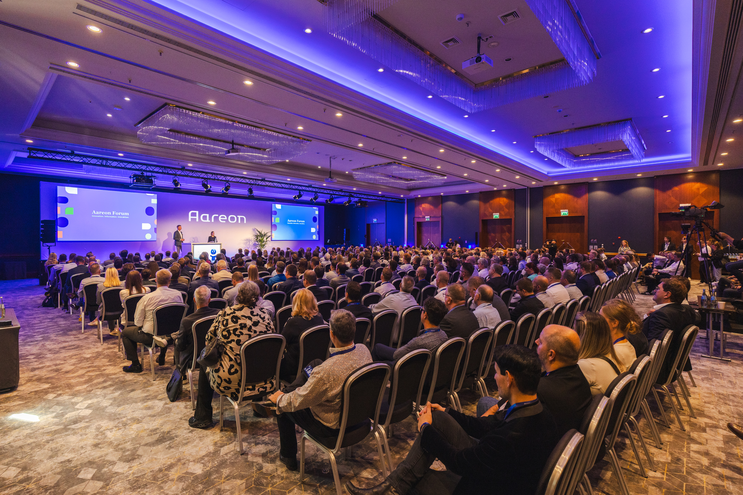 Blick ins vollbesetzte Plenum