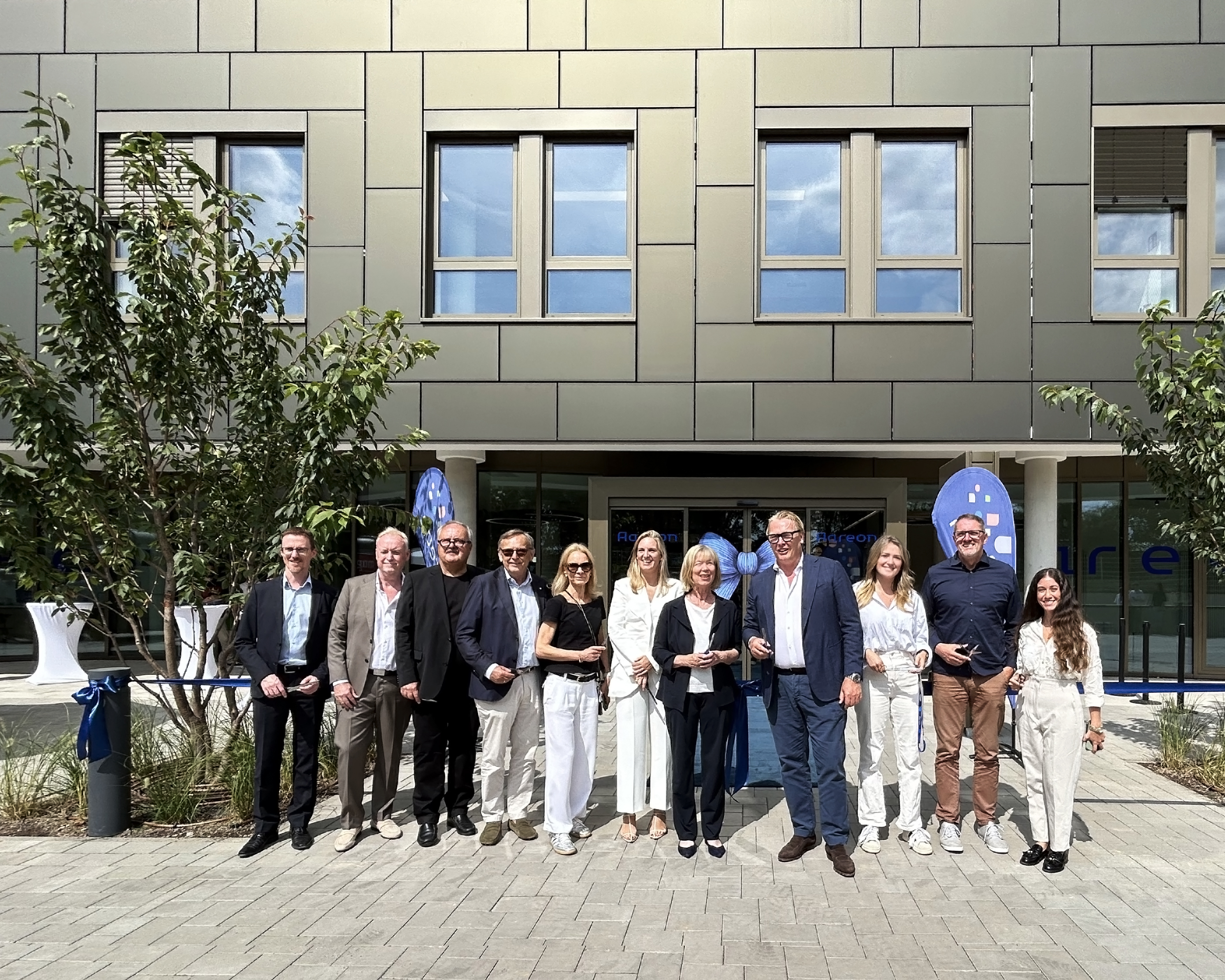 Das Foto zeigt das feierliche Banddurchschneiden im Rahmen der Eröffnung des neuen Hauptsitzes der Aareon Group